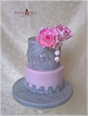 Elegantná sivo-ružová s mramor effectom dekorovaný jedlým striebrom