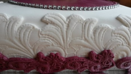 Svadobná v bordovom - detail bordúry - pohľad zboku
